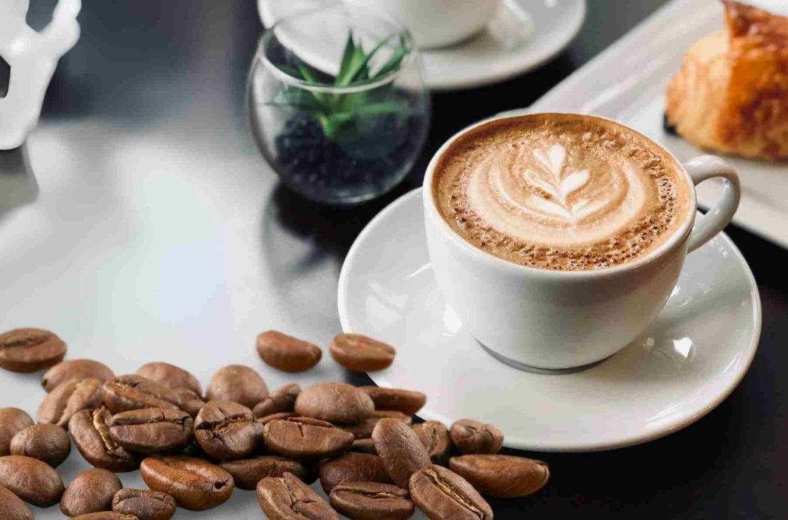 Thói quen uống cà phê ngay khi ngủ dậy có thể gây “đòn giáng” lên dạ dày. Caffeine kích thích tiết axit, làm niêm mạc dạ dày tổn thương, gây cảm giác chua rát, thậm chí đau đầu và bồn chồn. Các chuyên gia khuyên nên uống cà phê sau ăn ít nhất 30 phút. Ảnh minh họa