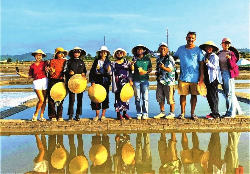 Trải nghiệm này giúp du khách hiểu hơn về cuộc sống nông dân, sự vất vả nhưng cũng đầy niềm vui khi thu hoạch thành quả từ đất trời ban tặng. Không khí trong lành, tiếng sóng biển vỗ rì rào cùng gió mát từ biển thổi vào làm tăng thêm sự thư thái cho chuyến đi. Ảnh Anh Huy