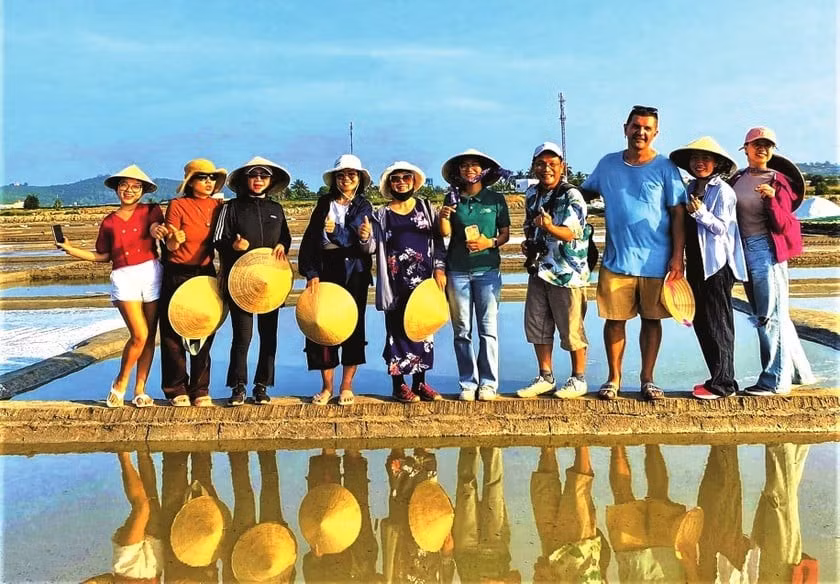 Trải nghiệm này giúp du khách hiểu hơn về cuộc sống nông dân, sự vất vả nhưng cũng đầy niềm vui khi thu hoạch thành quả từ đất trời ban tặng. Không khí trong lành, tiếng sóng biển vỗ rì rào cùng gió mát từ biển thổi vào làm tăng thêm sự thư thái cho chuyến đi. Ảnh Anh Huy