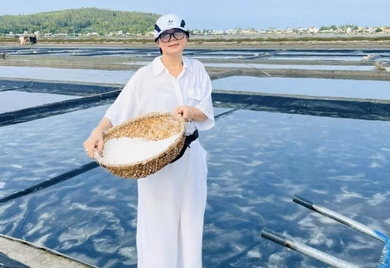 Ngoài việc tận mắt chứng kiến quy trình làm muối, du khách còn được thưởng thức những món ăn đặc sản mang đậm hương vị biển cả và văn hóa địa phương. Các món hải sản tươi ngon, mặn mòi cùng hương muối Sa Huỳnh đặc trưng tạo nên một trải nghiệm ẩm thực khó quên. Ảnh MIA