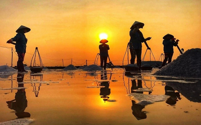 Với lịch sử hơn 200 năm, cánh đồng muối không chỉ là biểu tượng của sự gắn kết về di sản văn hóa mà còn là hình ảnh tiêu biểu cho làng nghề truyền thống ở miền Trung, mang đến cho du khách cảm giác vừa thân thuộc vừa chân quê nhưng cũng vô cùng thú vị. Ảnh luahnhvietnam