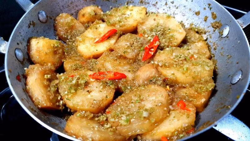 Chuối xanh còn rất có lợi cho làn da nhờ vitamin và chất chống oxy hóa, giúp da săn chắc, rạng rỡ. Vitamin C hỗ trợ tổng hợp collagen, trong khi độ ẩm tự nhiên có thể dùng thoa trực tiếp để dưỡng ẩm. Ảnh minh họa