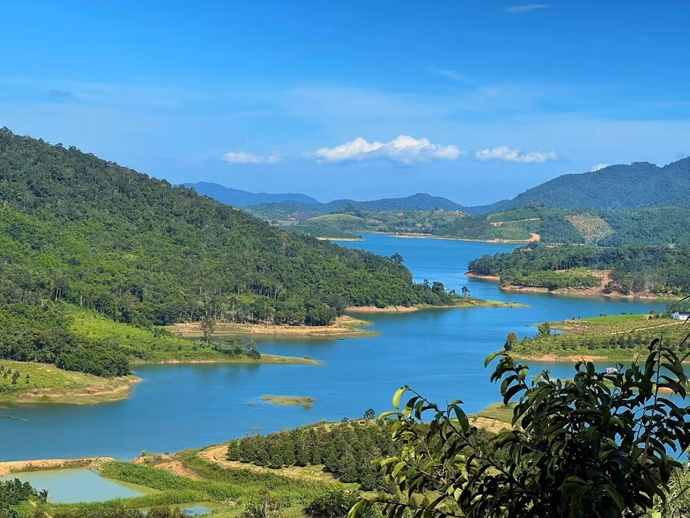 Nằm ẩn mình giữa cao nguyên lộng gió (thuộc xã La Dạ, tỉnh Lâm Đồng), hồ Hàm Thuận là một trong những hồ nước ngọt đẹp và rộng nhất khu vực Nam Tây Nguyên. Ảnh Internet