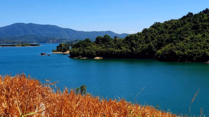 Không ồn ào, không thương mại hóa, hồ Hàm Thuận vẫn giữ được vẻ đẹp nguyên sơ và tĩnh lặng hiếm có. Với những ai muốn “trốn” khỏi phố thị, tìm một nơi để hít hà khí trời trong trẻo và lắng nghe thanh âm tự nhiên, nơi đây là lựa chọn khó có thể bỏ qua. Ảnh Báo Phụ nữ