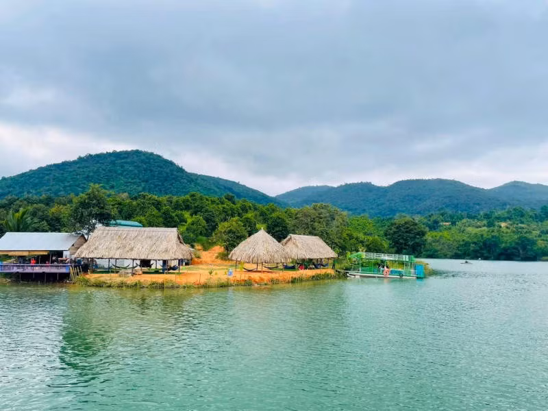 Với những người mê nhiếp ảnh, hồ là “thiên đường ánh sáng” khi bình minh ló rạng hoặc lúc hoàng hôn buông xuống – thời điểm ánh nắng phản chiếu lên mặt nước tạo nên khung cảnh huyền ảo khó quên. Ảnh Vietnam.vn