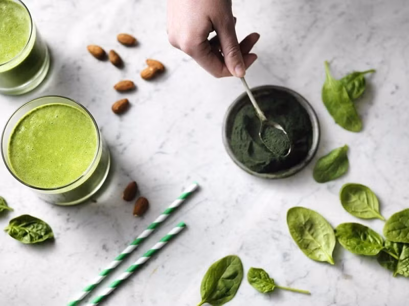 Nhờ sự kết hợp của các nguyên liệu xanh đậm giàu dưỡng chất, nước ép xanh được nhiều người Nhật sử dụng như một phần của chế độ ăn uống lành mạnh. Thức uống này giúp bổ sung chất xơ, hỗ trợ tiêu hóa, tăng cường trao đổi chất, góp phần giữ dáng, cải thiện làn da và làm chậm quá trình lão hóa. Với hàm lượng calo thấp nhưng giàu vitamin và khoáng chất, nước ép xanh đặc biệt phù hợp với người ít ăn rau, người muốn kiểm soát cân nặng hoặc theo đuổi lối sống khỏe mạnh. Ảnh minh họa