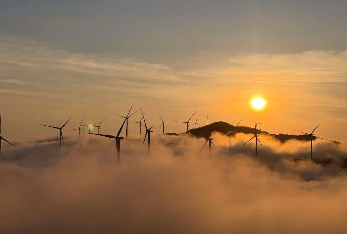 Nằm trên cao nguyên phía tây Quảng Trị, Khe Sanh những năm gần đây dần trở thành “điểm hẹn trên mây” của cộng đồng du lịch. Địa hình cao, khí hậu mát mẻ quanh năm cùng những dãy núi nối tiếp, thung lũng sâu đã tạo điều kiện để biển mây thường xuyên xuất hiện, đặc biệt vào sáng sớm. Khi ánh nắng đầu ngày khẽ chạm vào tầng mây trắng xóa, Khe Sanh hiện lên mơ màng, vừa hùng vĩ vừa lãng đãng đến nao lòng. Ảnh sovabatravel