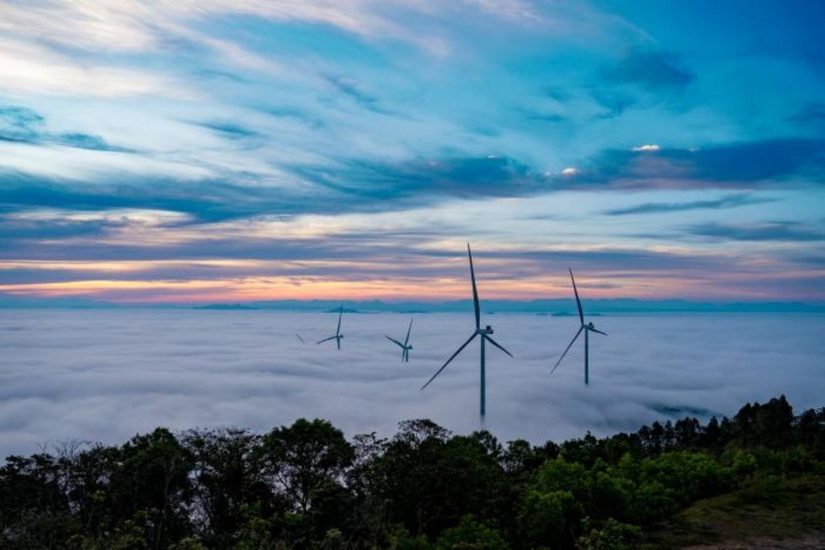 Khi mặt trời vừa lên, ánh nắng chiếu xuyên qua làn mây, những trụ turbine gió cao vút lấp ló giữa biển trắng, tạo nên khung cảnh khác biệt so với nhiều điểm săn mây khác ở miền Trung. Không gian rộng, dễ tiếp cận khiến Hướng Tân trở thành điểm dừng chân quen thuộc của du khách yêu nhiếp ảnh. Ảnh sovabatravel