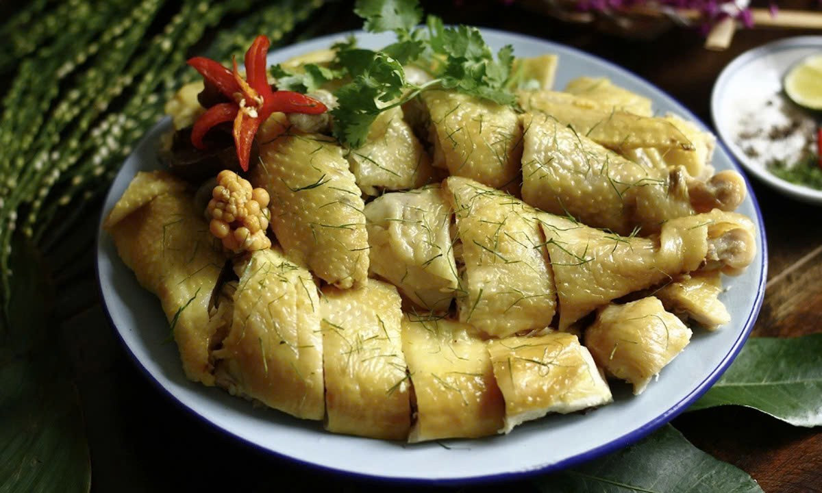 Thịt gà là nguyên liệu quen thuộc trong bữa cơm của nhiều gia đình Việt nhờ hương vị thơm ngon, dễ chế biến và giàu giá trị dinh dưỡng. Loại thịt này cung cấp lượng lớn protein chất lượng cao, vitamin nhóm B, sắt và kẽm, giúp tăng cường miễn dịch và duy trì năng lượng cho cơ thể. Ảnh minh họa/ Nguồn internet