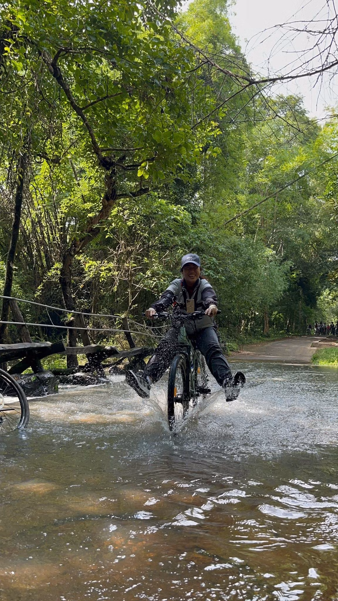 Tuyến đường vào Bầu Sấu – một hồ nước ngọt giữa lõi rừng sâu – là hành trình được ưa chuộng nhất. Với quãng đường khoảng 15 km, trải nghiệm đạp xe qua những lối mòn phủ đầy lá mục, xuyên giữa tán rừng rậm rạp là điều không thể quên. Ảnh Dung Nguyen