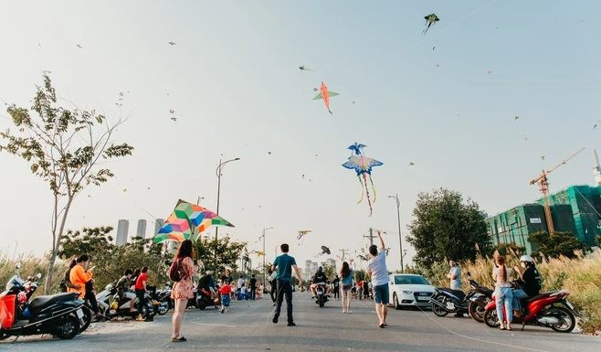 Thả diều không chỉ là thú vui tuổi thơ mà còn là hoạt động thư giãn được nhiều người dân TP.HCM yêu thích, đặc biệt vào những buổi chiều cuối tuần. Khi thành phố dịu nắng và gió bắt đầu thổi đều, các công viên, bãi cỏ trống lại trở thành điểm đến hấp dẫn cho các gia đình, nhóm bạn trẻ đến vui chơi và tận hưởng không khí trong lành. Ảnh KKday