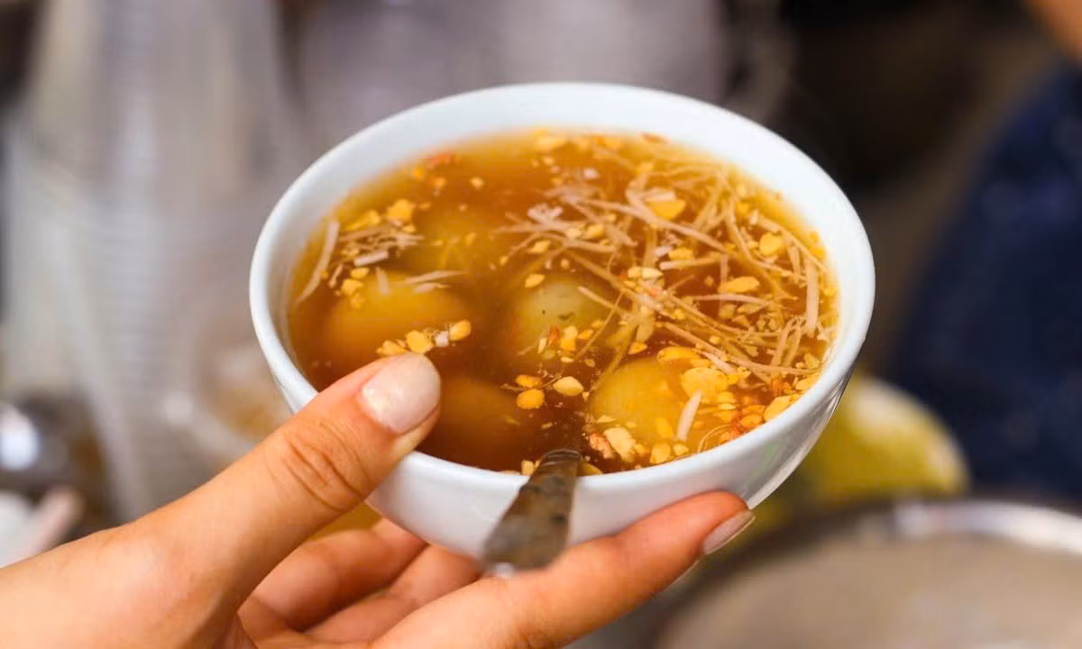 Trong những ngày trời se lạnh hay sang đông, thưởng thức bát sủi dìn nóng hổi, ngọt bùi và thơm phức là trải nghiệm khó quên, giúp du khách cảm nhận hương vị ẩm thực và văn hóa đặc trưng của Hải Phòng. Ảnh Quỳnh Mai