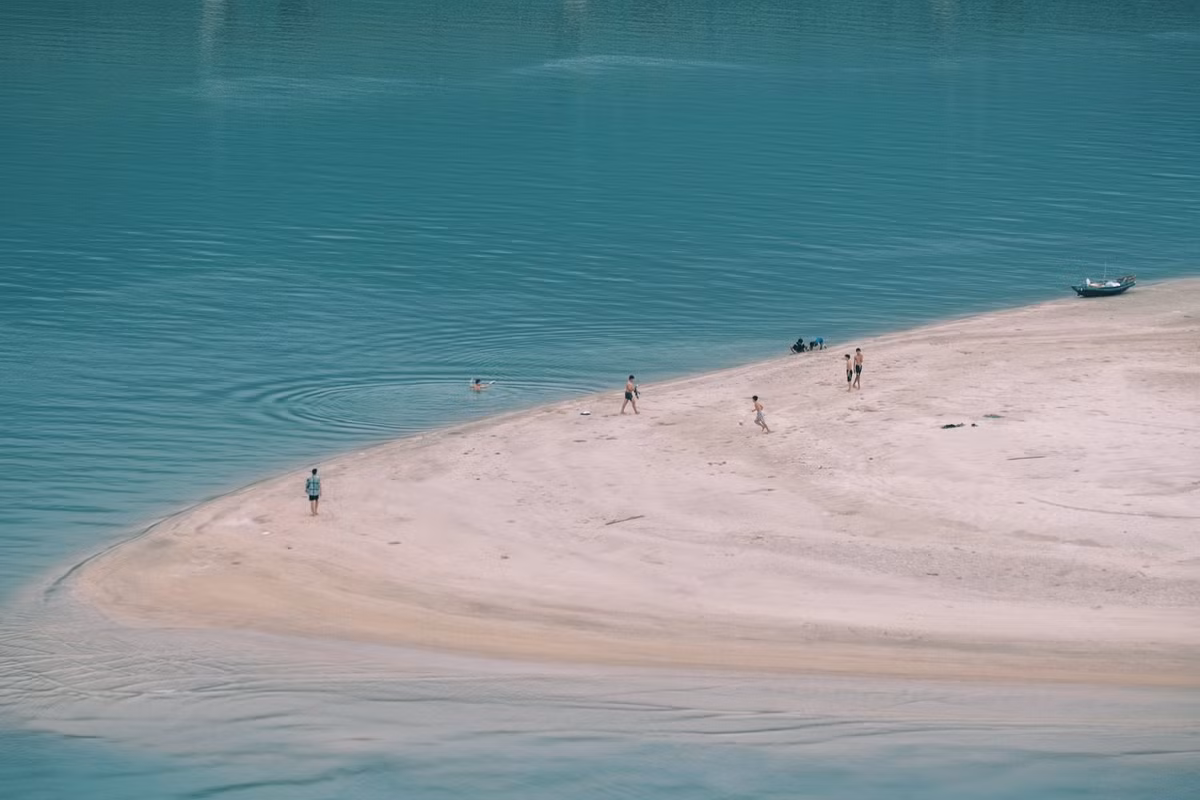 NCách trung tâm TP Huế khoảng 70km về phía Nam, Lăng Cô là điểm đến nổi bật từng được Tổ chức Worldbays vinh danh là một trong những vịnh biển đẹp nhất thế giới. Bãi biển nơi đây trải dài với cát trắng mịn, làn nước xanh ngọc bích và được ôm trọn bởi núi rừng trùng điệp, tạo nên khung cảnh nên thơ, hùng vĩ. Ảnh Tuyên Parafu
