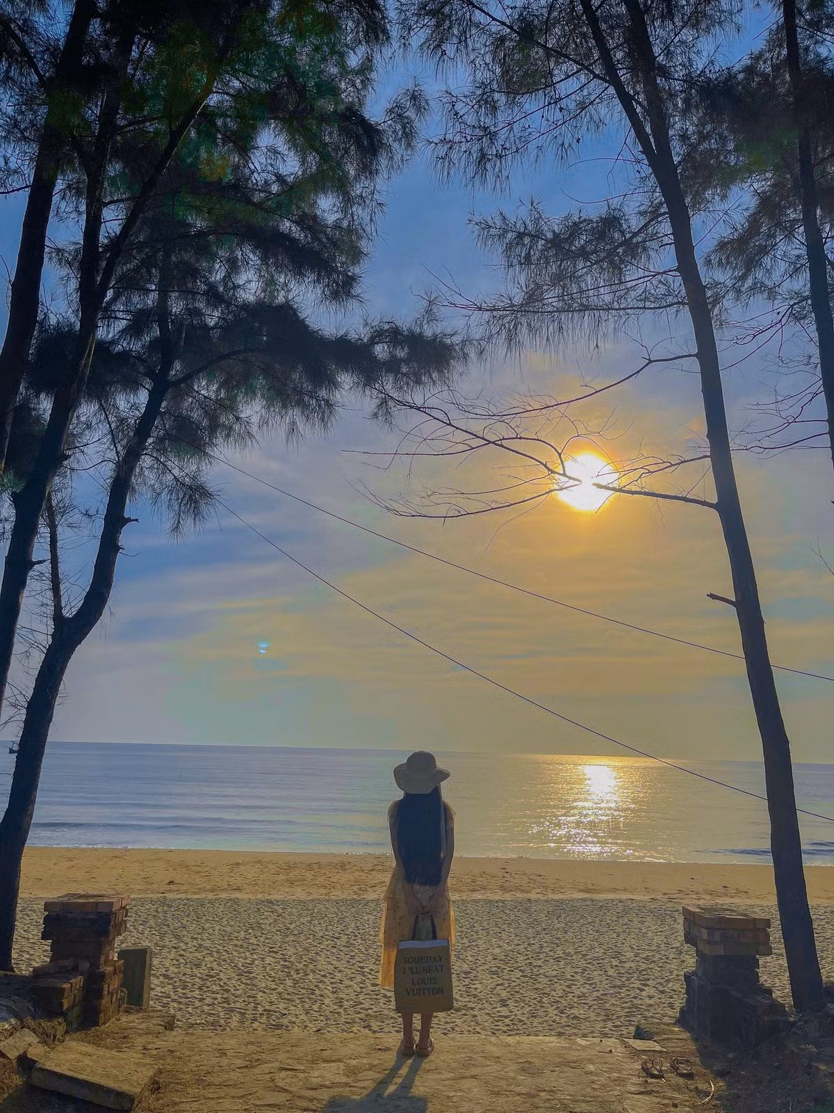 Không chỉ gây ấn tượng bởi vẻ đẹp hoang sơ và thơ mộng, Lăng Cô còn là điểm đến lý tưởng cho những ai tìm kiếm không gian nghỉ dưỡng đẳng cấp. Ven bờ biển là những khu resort sang trọng được thiết kế hòa hợp với thiên nhiên, mang đến trải nghiệm thư giãn trọn vẹn cho du khách – từ không gian riêng tư, yên tĩnh đến các dịch vụ tiện nghi, hiện đại chuẩn quốc tế. Ảnh MIA