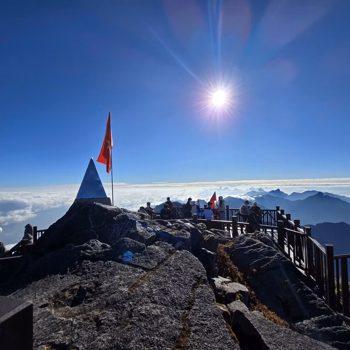 Khác với vẻ trầm lắng, đôi khi có chút sương mù bao phủ của thị trấn Sa Pa vào mùa đông, trên đỉnh Fansipan, bầu trời thường quang đãng hơn. Nắng thu – đông vàng óng rót xuống những thảm mây, khiến khung cảnh trở nên rực rỡ và giàu chiều sâu, đặc biệt ấn tượng khi nhìn từ các điểm cao quanh quần thể tâm linh.