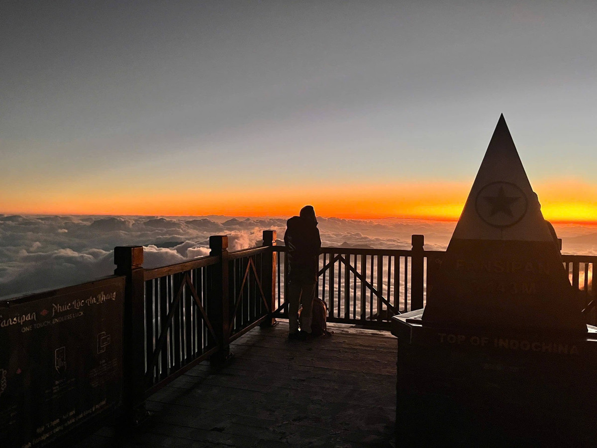 Ngoài săn mây, khoảng thời gian cuối năm cũng là lúc Fansipan khoác lên mình vẻ đẹp rất riêng. Không khí se lạnh, trong lành, ít mưa giúp hành trình tham quan trở nên thuận lợi. Du khách có thể kết hợp chiêm bái quần thể tâm linh trên đỉnh núi, dạo bước giữa mây trời và lưu lại những khung hình ấn tượng trong ánh nắng mùa đông.