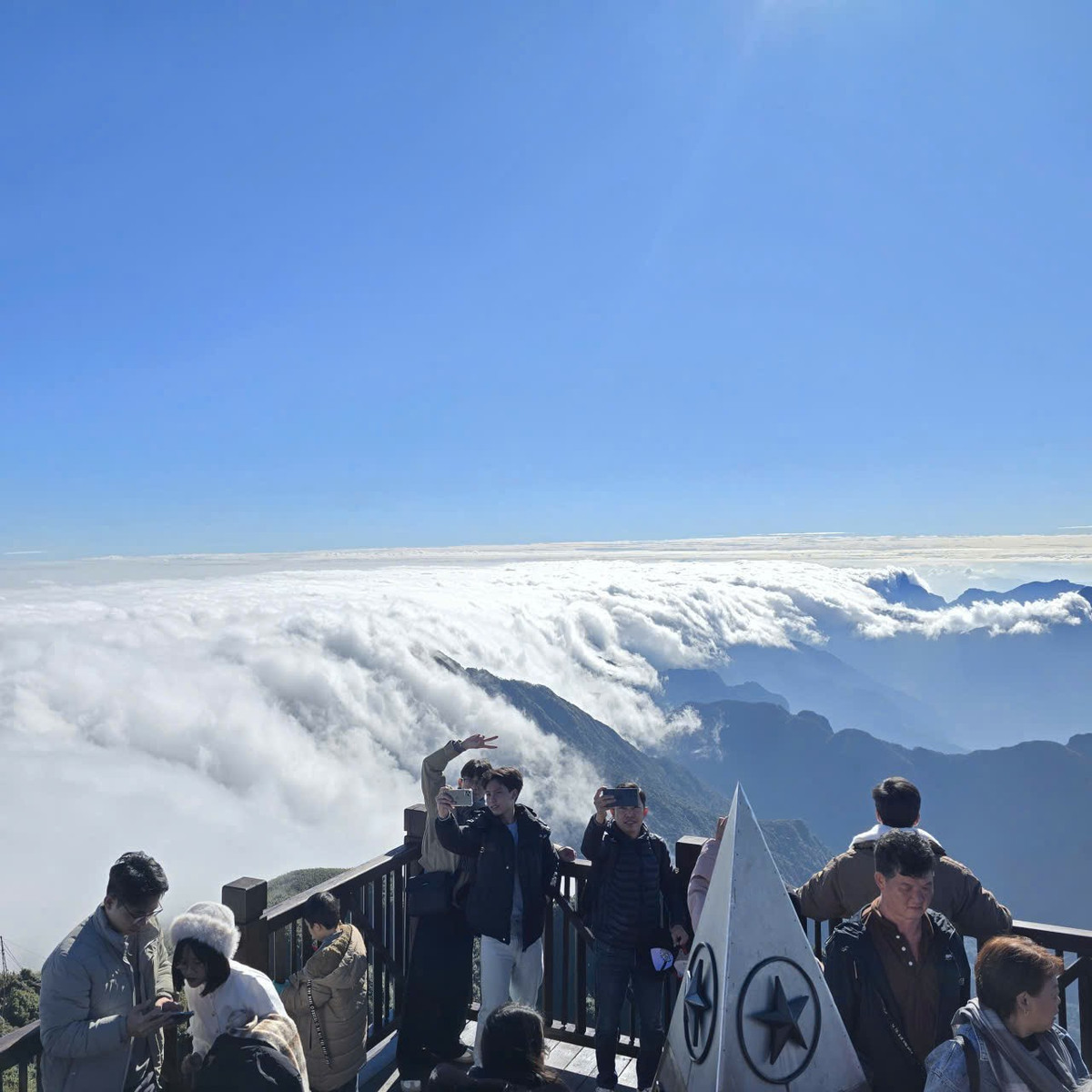 Không chỉ là nơi thưởng ngoạn cảnh đẹp, Fansipan còn mang đến cảm giác chinh phục. Dù lựa chọn di chuyển bằng cáp treo hay trekking theo cung đường núi, khoảnh khắc đặt chân lên đỉnh, giữa biển mây và gió lạnh đặc trưng, luôn để lại dấu ấn khó quên trong lòng du khách.