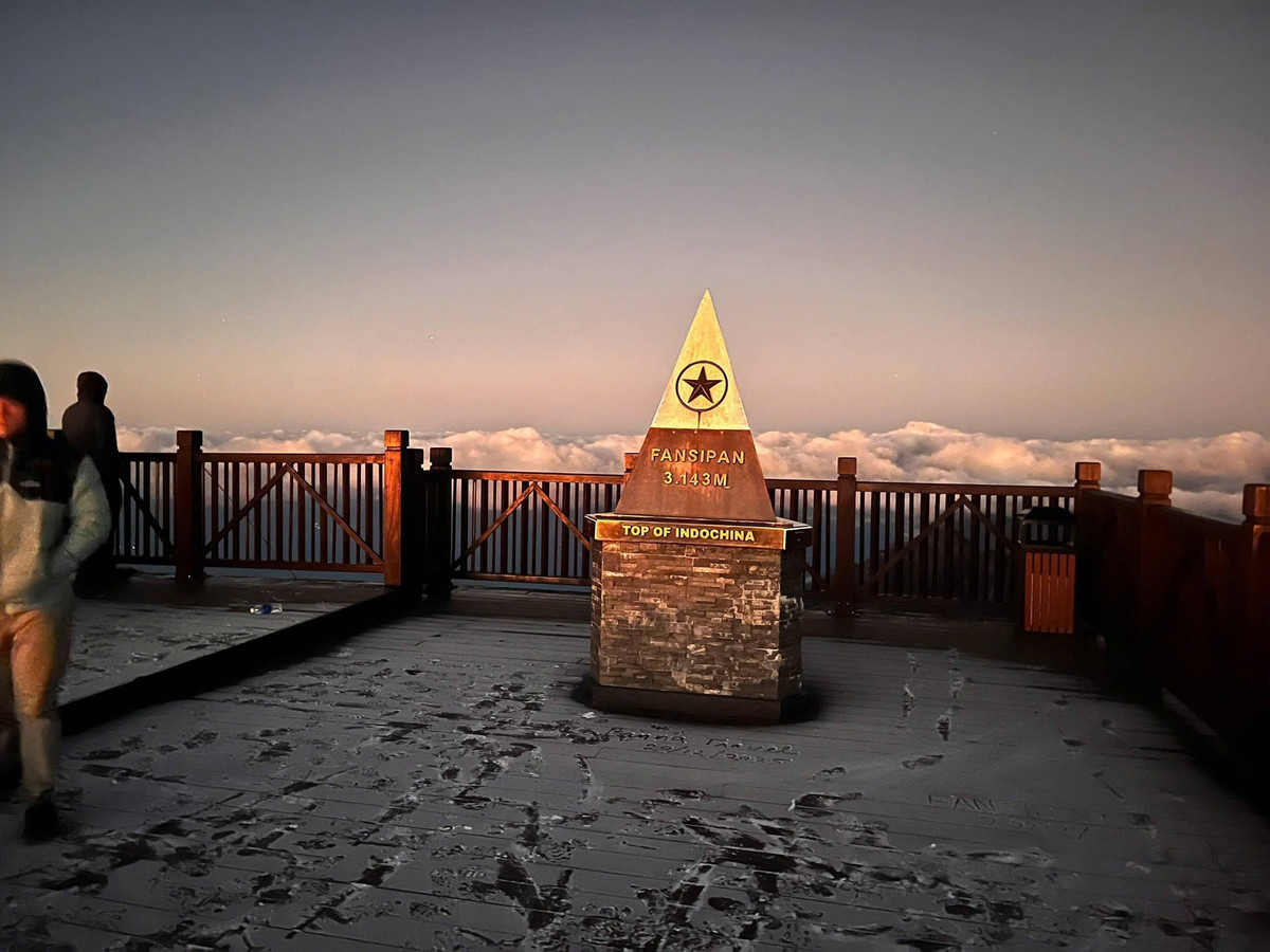 Theo thông tin từ đơn vị vận hành, vé cáp treo Fansipan hiện đang có chương trình ưu đãi dành cho khách Việt Nam, giảm tới 40%, còn khoảng 500.000 đồng/người, áp dụng đến hết năm 2025. Đây được xem là cơ hội phù hợp để nhiều du khách lên kế hoạch “chốt sổ” chuyến đi cuối năm, đặc biệt với những ai đã ấp ủ giấc mơ săn mây trên đỉnh núi cao nhất Đông Dương.