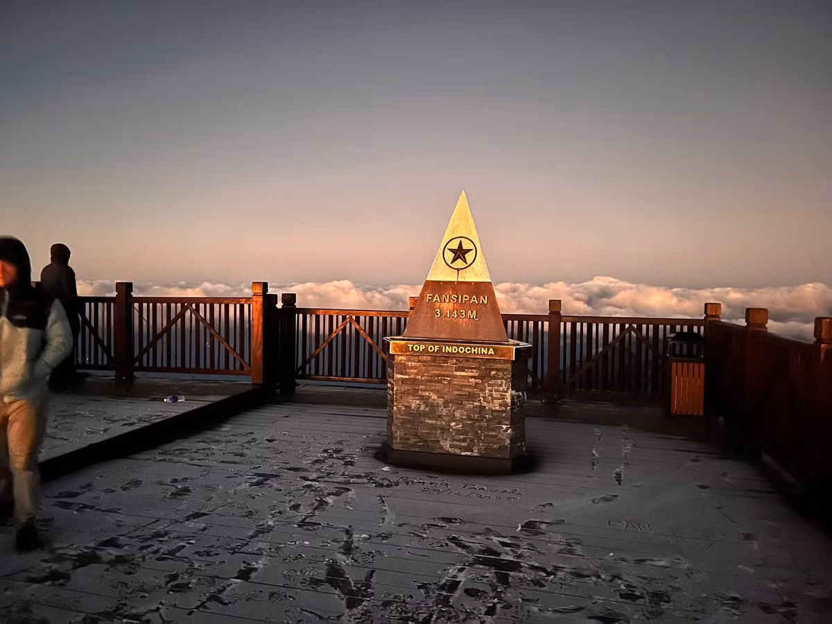 Theo thông tin từ đơn vị vận hành, vé cáp treo Fansipan hiện đang có chương trình ưu đãi dành cho khách Việt Nam, giảm tới 40%, còn khoảng 500.000 đồng/người, áp dụng đến hết năm 2025. Đây được xem là cơ hội phù hợp để nhiều du khách lên kế hoạch “chốt sổ” chuyến đi cuối năm, đặc biệt với những ai đã ấp ủ giấc mơ săn mây trên đỉnh núi cao nhất Đông Dương.