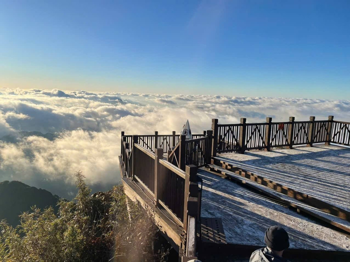 Theo kinh nghiệm của nhiều du khách và nhiếp ảnh gia, từ cuối thu sang đông, không khí lạnh tràn về kết hợp với độ ẩm cao tạo điều kiện lý tưởng để hình thành biển mây dày và ổn định trên đỉnh Fansipan. Những buổi sáng sớm, khi mặt trời còn e ấp phía sau dãy Hoàng Liên, mây trắng cuồn cuộn dâng lên từ thung lũng, ôm trọn các chóp núi, tạo nên cảnh tượng vừa hùng vĩ vừa thơ mộng.