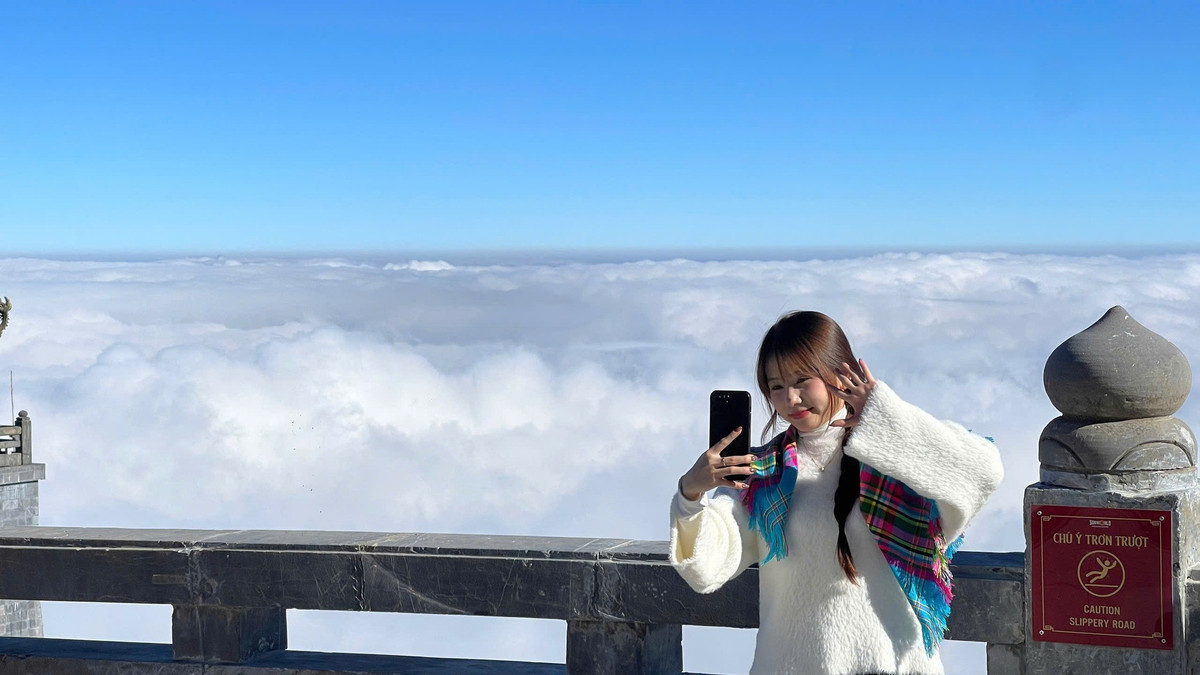 Với giới nhiếp ảnh, săn mây và đón bình minh trên đỉnh Fansipan luôn nằm trong danh sách những trải nghiệm “phải thử” ít nhất một lần. Khoảnh khắc ánh sáng đầu ngày xuyên qua mây, làm lộ ra từng lớp núi nhấp nhô của dãy Hoàng Liên Sơn mang đến cảm giác choáng ngợp, khó diễn tả bằng lời.