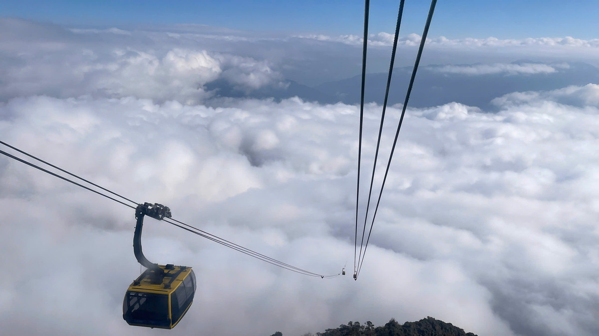 Từ độ cao hơn 3.000m, du khách có thể phóng tầm mắt ra xa, ngắm nhìn những đỉnh núi ẩn hiện trong biển mây trắng trải dài đến tận chân trời. Cảnh sắc nơi đây vừa mang vẻ đẹp hoang sơ của thiên nhiên, vừa có dấu ấn của những công trình kiến trúc kỳ công, tạo nên sự giao hòa độc đáo giữa con người và đất trời.