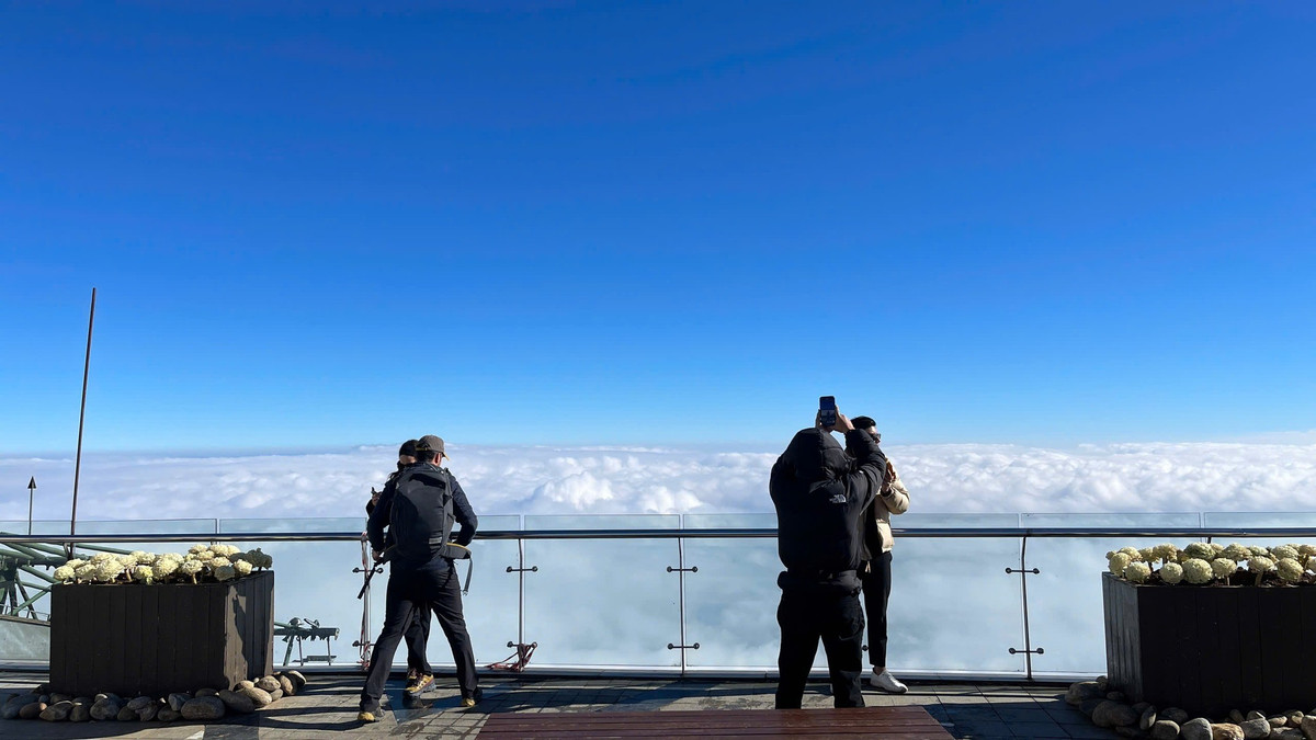 Để có trải nghiệm trọn vẹn, du khách nên theo dõi dự báo thời tiết, ưu tiên đi vào sáng sớm – thời điểm mây đẹp và ánh sáng lý tưởng nhất. Nhiệt độ trên đỉnh núi thường thấp hơn nhiều so với Sa Pa, vì vậy cần chuẩn bị áo ấm, găng tay và giày chống trơn trượt.