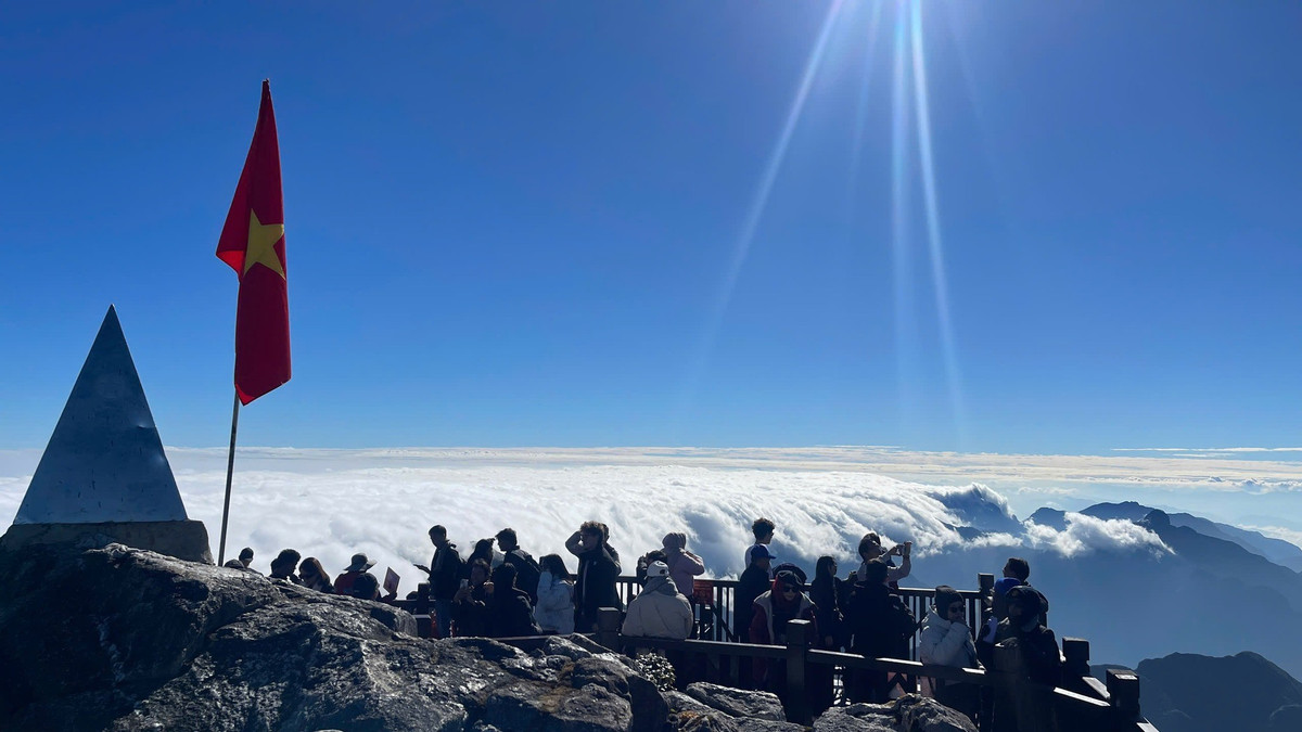 Nằm trên dãy Hoàng Liên Sơn, Fansipan cao 3.143m so với mực nước biển, từ lâu đã là biểu tượng du lịch của vùng Tây Bắc. Không chỉ hấp dẫn bởi độ cao và danh xưng “núi thiêng”, Fansipan còn khiến du khách say mê nhờ cảnh sắc thiên nhiên hùng vĩ, thay đổi rõ nét theo từng mùa trong năm. Trong đó, mùa săn mây từ tháng 11 đến hết tháng 2 được xem là khoảng thời gian được mong đợi nhất.