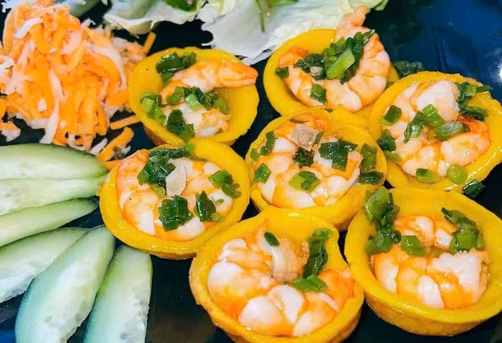 Món ăn này được làm chủ yếu từ bột gạo, tôm, thịt, mực và thường ăn kèm rau sống, cung cấp năng lượng và dưỡng chất dồi dào. Một chiếc bánh khọt trung bình chứa khoảng 175 calo, còn một dĩa 5 chiếc cung cấp khoảng 875 calo. Ảnh minh họa