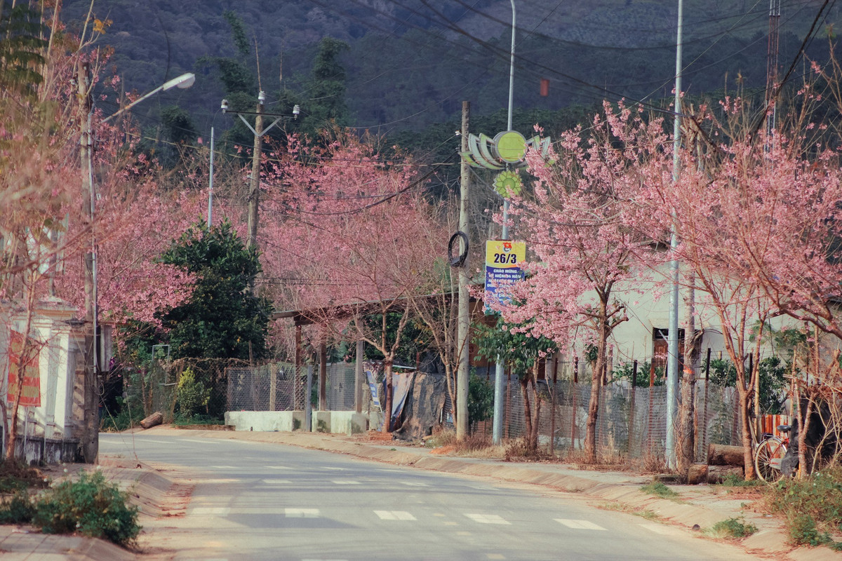 Làng K’Long K’Lanh nằm trên quốc lộ 27C – tuyến đường nối TP Đà Lạt với TP Nha Trang, cách trung tâm Đà Lạt khoảng 45–50km. Đây là khu dân cư chủ yếu của đồng bào K’Ho, với mật độ nhà ở thưa, bao quanh là đồi núi và rừng thông tự nhiên.
