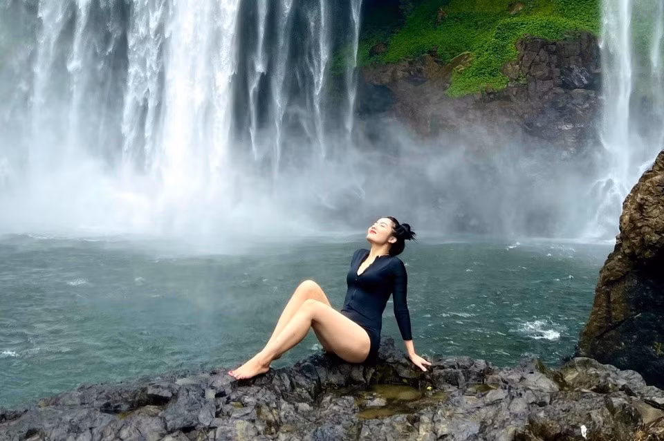 Đi giữa rừng già, tiếng nước đổ ầm ào hòa cùng âm thanh của lá xào xạc và chim rừng, tạo nên một bản hòa ca sống động mà chỉ Tây Nguyên mới có. Hơi nước phủ khắp, lớp sương mỏng bao quanh, khiến mỗi bước chân trở nên huyền bí và đầy cảm giác phiêu lưu. Ảnh Viet Indochina