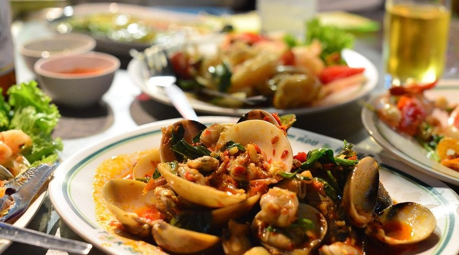 Nhắc đến Yaowarat cũng không thể bỏ qua T&amp;K Seafood, quán hải sản luôn kín khách, dễ nhận biết với hai khu phục vụ mang tông xanh và đỏ, đặc biệt nhộn nhịp vào buổi tối. Ảnh tripadvisor