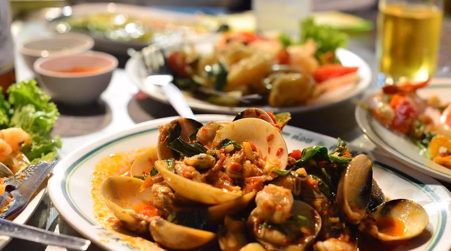 Nhắc đến Yaowarat cũng không thể bỏ qua T&amp;K Seafood, quán hải sản luôn kín khách, dễ nhận biết với hai khu phục vụ mang tông xanh và đỏ, đặc biệt nhộn nhịp vào buổi tối. Ảnh tripadvisor