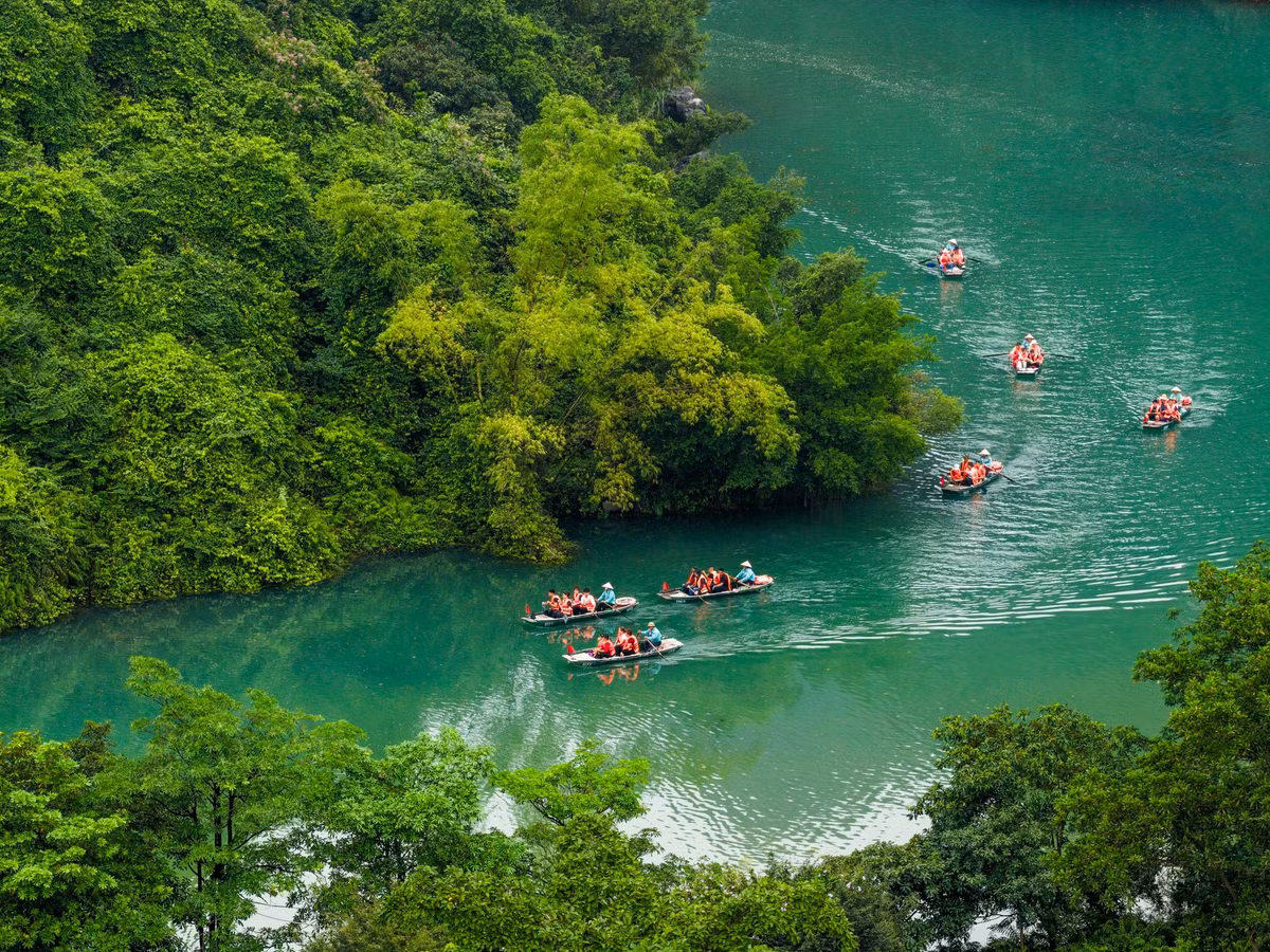Ninh Bình vào đông ít đông đúc hơn nhưng lại mang vẻ đẹp trầm ấm và thanh bình. Tam Cốc, Tràng An hay Hang Múa hiện lên dưới ánh sáng dịu nhẹ, thích hợp cho những chuyến du ngoạn nhẹ nhàng. Ảnh DisanTrangan