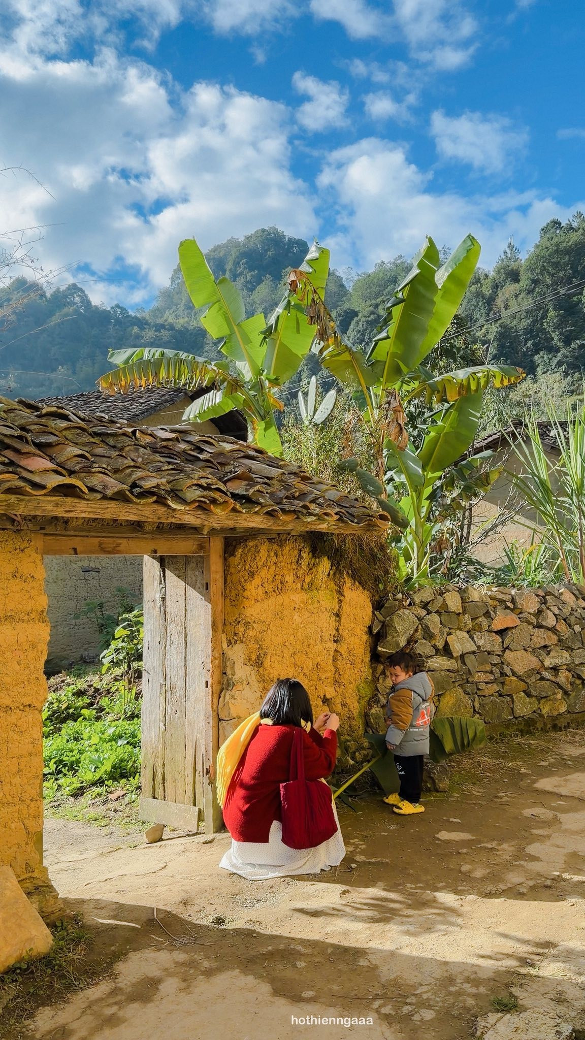 Dựa trên trải nghiệm thực tế của blogger Hồ Thiên Nga, dưới đây là 7 góc check-in nổi bật tại làng Lô Lô Chải, được sắp xếp theo mức độ đông – vắng, kèm khung giờ gợi ý để “tránh đám đông” hiệu quả.