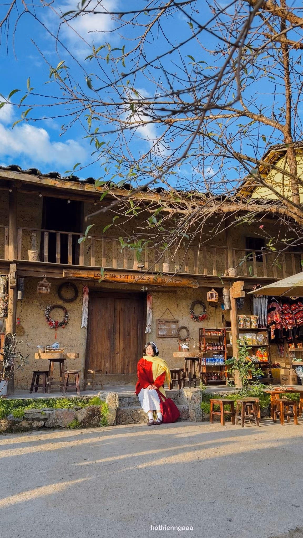 Khác với các điểm “hot”, Lô Lô Ancient 2 mang vẻ trầm lắng với kiến trúc nhà cổ mộc mạc, nhiều chi tiết đẹp dễ lên hình. Nơi đây ít đông hơn, phù hợp với những du khách thích phong cách ảnh mộc, chậm rãi và giàu chất bản địa.