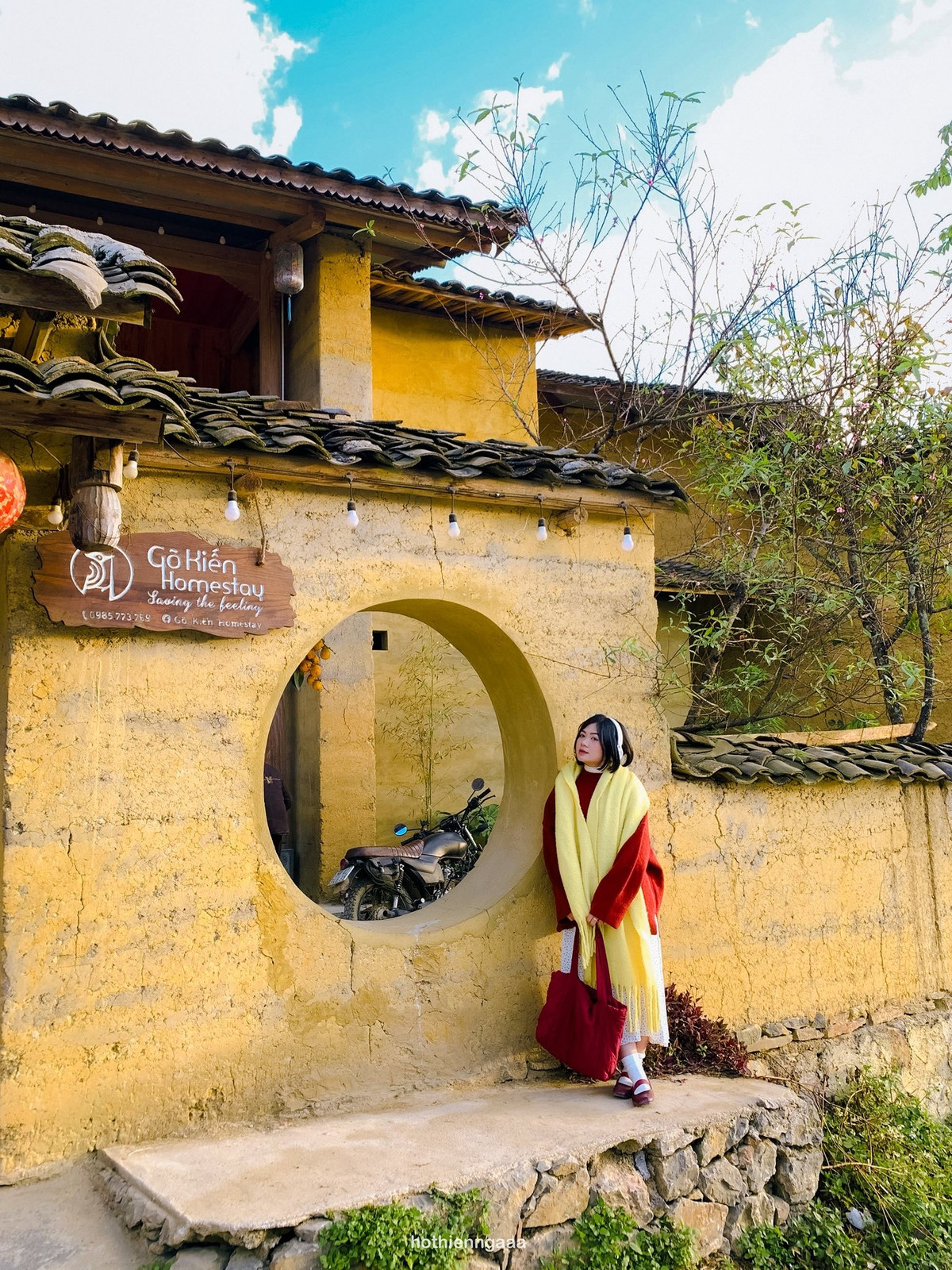 Nằm ngay đầu làng, Gõ Kiến Homestay nổi bật với ô cửa tròn đặc trưng, gần như là “biểu tượng” của Lô Lô Chải. Góc chụp này lên hình cực xinh nên lúc nào cũng đông khách. Theo kinh nghiệm của du khách, thời điểm lý tưởng nhất để ghé là ngay sau khi vừa xuống từ view ngắm làng trên cao hoặc tranh thủ sáng sớm.