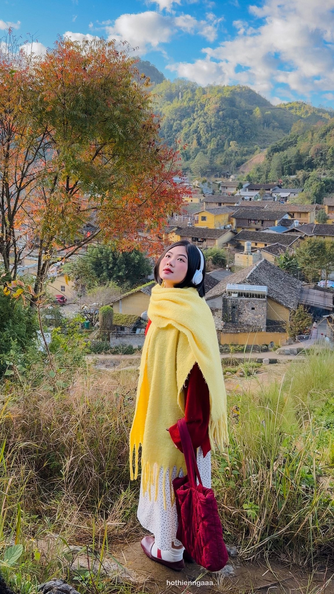 Ngay đoạn Gõ Kiến Homestay, rẽ phải và leo thêm một đoạn đồi nhỏ là tới điểm view nhìn toàn cảnh làng. Từ đây, những mái nhà trình tường xếp lớp, con đường đá quanh co hiện ra rõ nét giữa núi non trùng điệp. Du khách cần mua nước ủng hộ khoảng 40.000 đồng để lên view chụp ảnh. Buổi sáng sớm, khi ánh nắng vừa chiếu lên mái nhà, là khung giờ lý tưởng để chụp ảnh mà không bị đông.