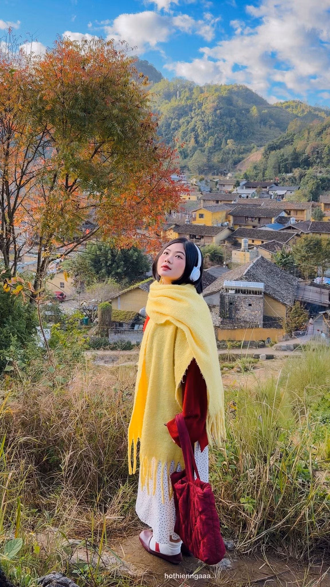 Ngay đoạn Gõ Kiến Homestay, rẽ phải và leo thêm một đoạn đồi nhỏ là tới điểm view nhìn toàn cảnh làng. Từ đây, những mái nhà trình tường xếp lớp, con đường đá quanh co hiện ra rõ nét giữa núi non trùng điệp. Du khách cần mua nước ủng hộ khoảng 40.000 đồng để lên view chụp ảnh. Buổi sáng sớm, khi ánh nắng vừa chiếu lên mái nhà, là khung giờ lý tưởng để chụp ảnh mà không bị đông.