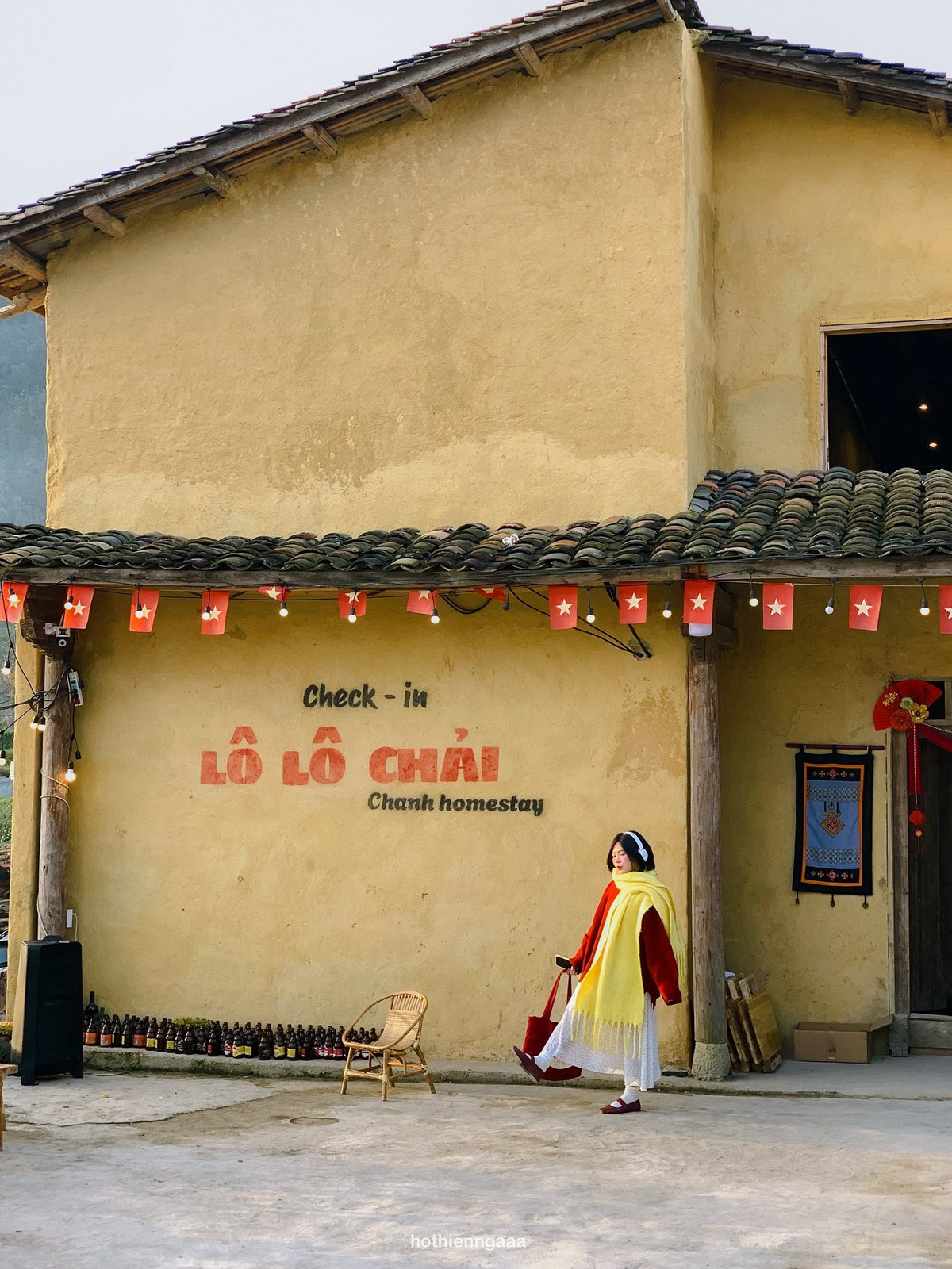 Ngay đầu làng, bức tường vàng gần Chanh Homestay là góc chụp đơn giản nhưng lên hình đẹp bất ngờ. Nhờ vị trí thoáng, ít nổi tiếng trên mạng xã hội, điểm này hiếm khi quá đông và du khách có thể ghé chụp bất cứ lúc nào.