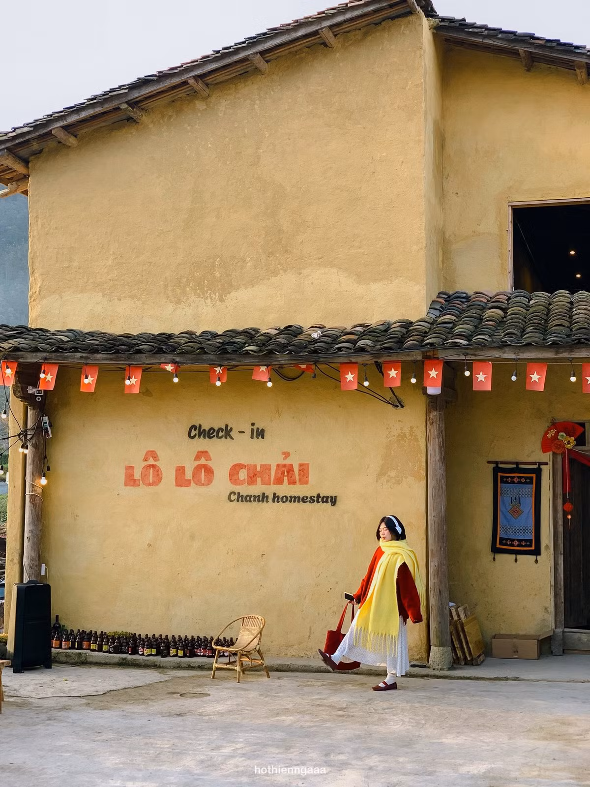 Ngay đầu làng, bức tường vàng gần Chanh Homestay là góc chụp đơn giản nhưng lên hình đẹp bất ngờ. Nhờ vị trí thoáng, ít nổi tiếng trên mạng xã hội, điểm này hiếm khi quá đông và du khách có thể ghé chụp bất cứ lúc nào.