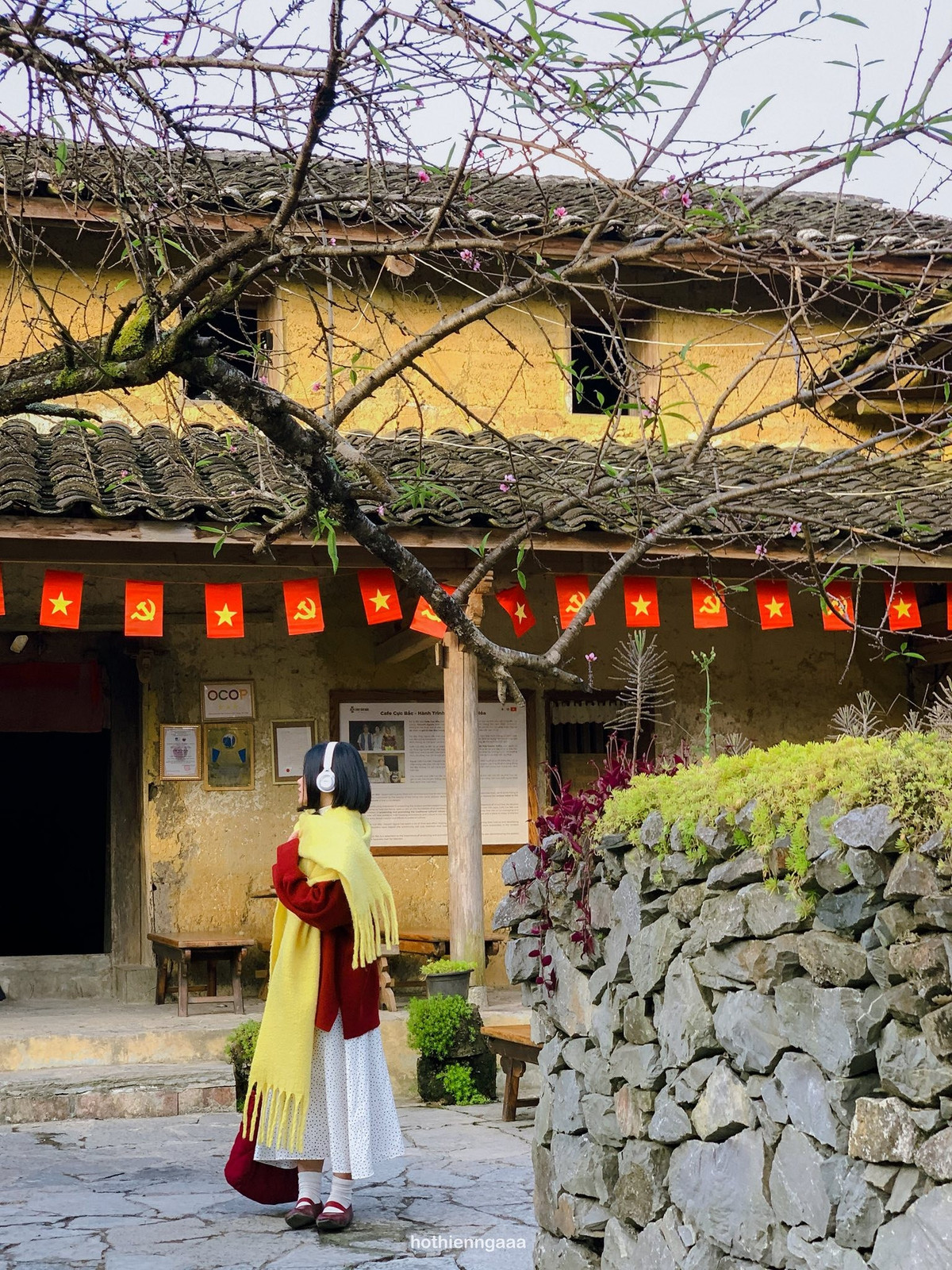 Quán cà phê nhỏ xinh, nổi bật với không gian mộc mạc, ấm cúng. Vào dịp sau Tết, khi hoa đào nở, quán càng hút khách hơn. Đây là điểm check-in kết hợp nghỉ chân, du khách nên mua đồ uống ủng hộ quán và lựa chọn khung giờ sáng sớm hoặc giữa trưa để tránh đông.