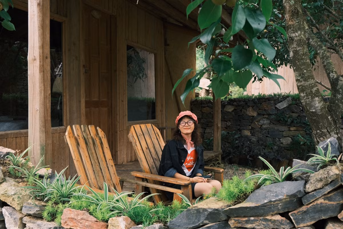 Hành trình kéo dài gần nửa ngày, giúp du khách cảm nhận rõ rệt sự thanh bình của núi rừng và văn hóa bản địa dọc đường đi. Ảnh Hà Anh