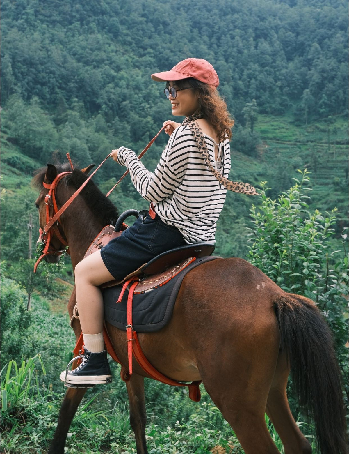 Điểm nhấn của chuyến đi là hoạt động cưỡi ngựa truyền thống, khám phá các bản làng người H’Mông còn nguyên nét hoang sơ: Cẳng Tằng, Tả Giao Khâu, Xáy, Xả Phìn. Ngựa không chỉ là phương tiện di chuyển, mà còn là “người bạn đường” gắn bó lâu đời với người dân vùng cao. Du khách có thể thong thả băng qua những con dốc, vượt suối, ngắm những nếp nhà trình tường nằm nép mình dưới tán đào rừng, nghe tiếng gà gáy vang giữa sương sớm. Ảnh Hà Anh