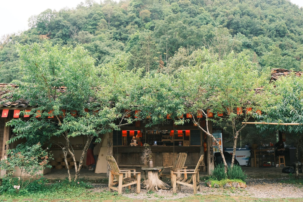 Lưu trú đậm chất bản địa, yên bình như bước ra từ tranh vẽ Du khách có thể nghỉ lại qua đêm tại các homestay cộng đồng, được cải tạo từ nhà trình tường cũ, đầy đủ tiện nghi nhưng vẫn giữ nét truyền thống. Buổi tối ở Thèn Pả lặng lẽ, trong trẻo, phù hợp để “detox tâm hồn” sau những ngày làm việc căng thẳng.Ảnh Hà Anh