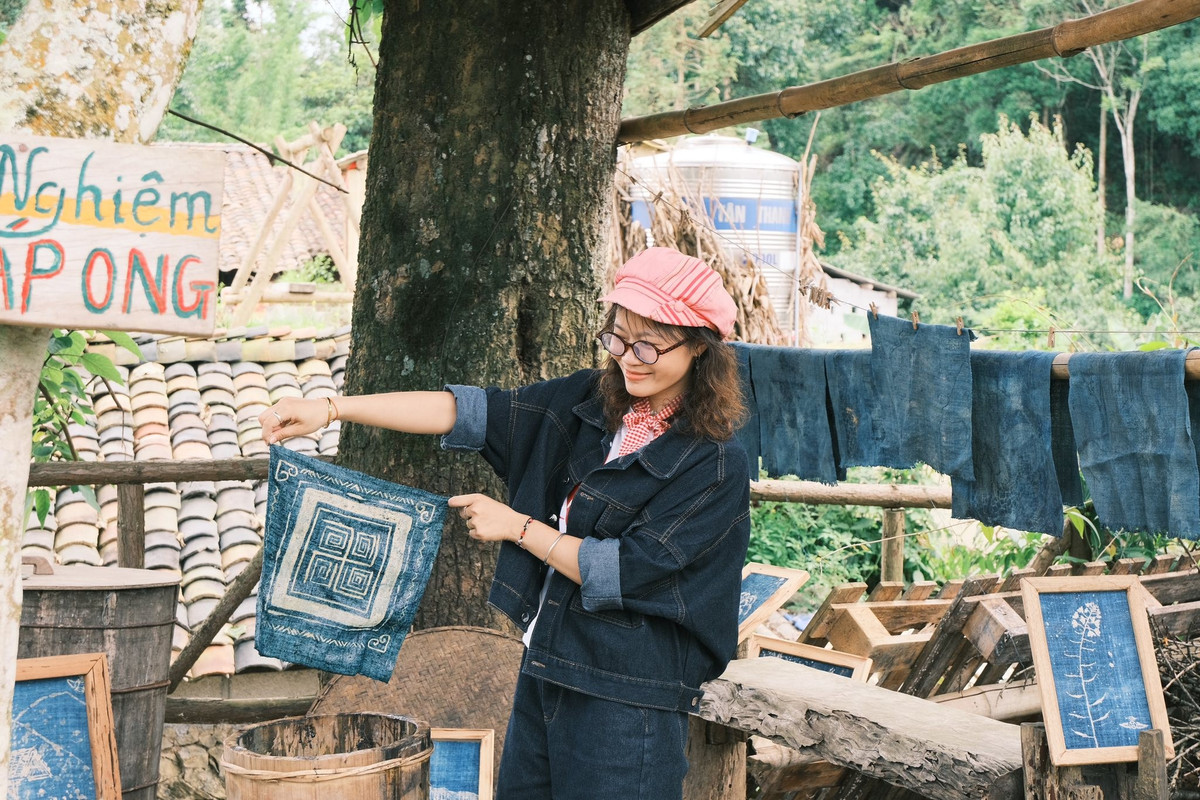 Từ thị trấn Đồng Văn, du khách mất khoảng 30 phút đi xe máy hoặc ô tô để đến làng. Đoạn đường tuy ngoằn ngoèo nhưng bù lại là khung cảnh hùng vĩ của cao nguyên đá xen lẫn những thửa ruộng bậc thang uốn lượn mềm mại. Ảnh Hà Anh