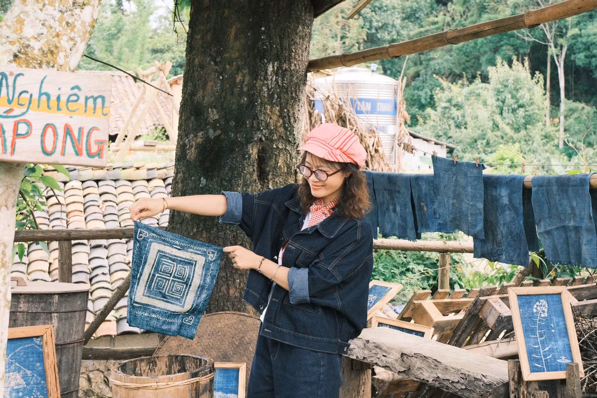 Từ thị trấn Đồng Văn, du khách mất khoảng 30 phút đi xe máy hoặc ô tô để đến làng. Đoạn đường tuy ngoằn ngoèo nhưng bù lại là khung cảnh hùng vĩ của cao nguyên đá xen lẫn những thửa ruộng bậc thang uốn lượn mềm mại. Ảnh Hà Anh