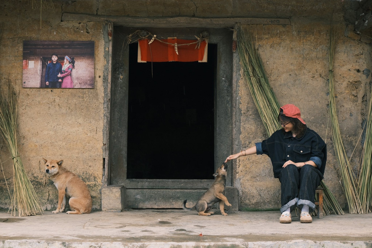 Ẩn mình dưới chân cột cờ Lũng Cú – điểm cực Bắc thiêng liêng của Tổ quốc, làng Thèn Pả là điểm đến đang dần được du khách biết tới nhờ vẻ đẹp nguyên sơ và trải nghiệm cộng đồng đặc sắc. Chuyến đi 2 ngày 1 đêm tại đây hứa hẹn mang lại những phút giây thư thái hiếm có giữa không gian núi rừng Hà Giang. Ảnh Hà Anh