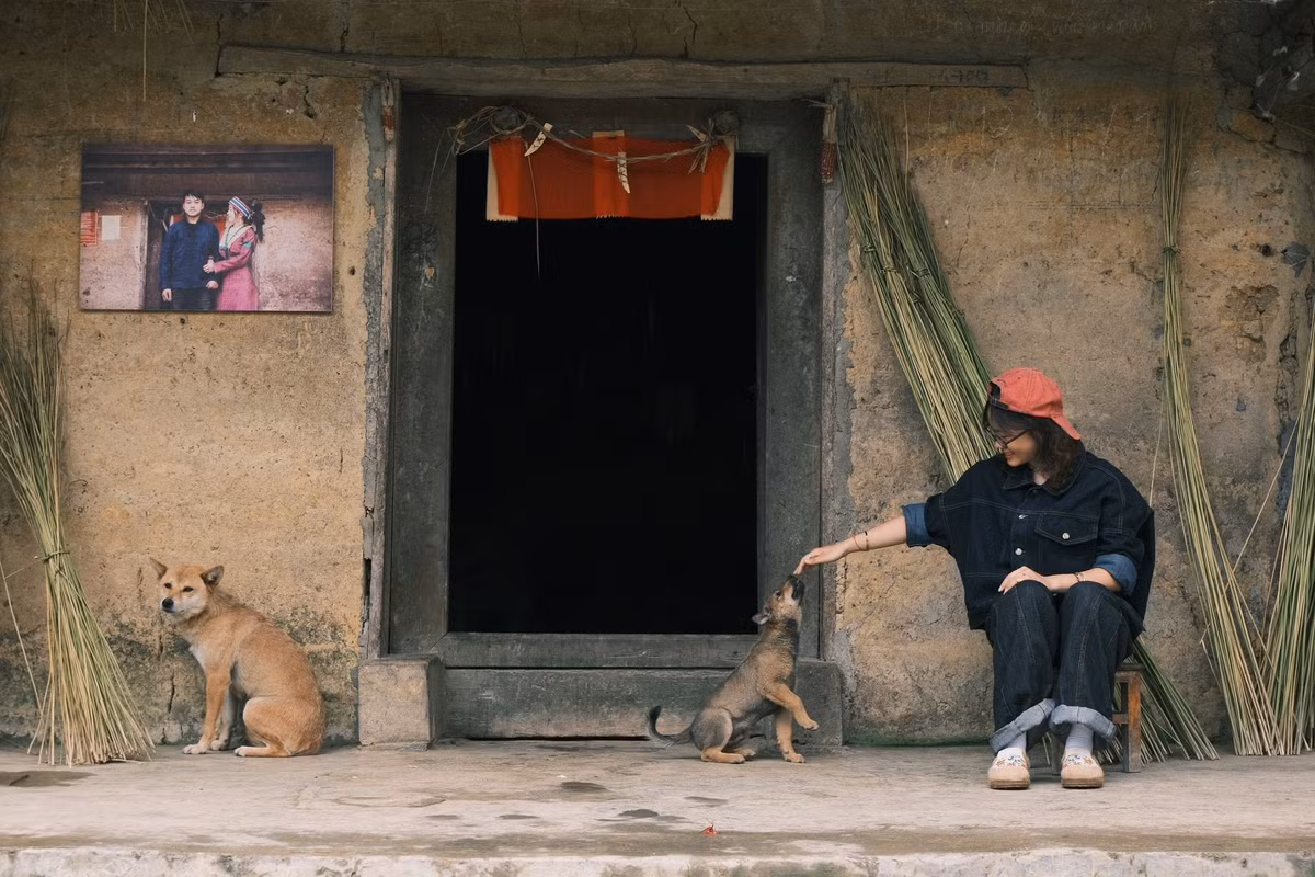 Ẩn mình dưới chân cột cờ Lũng Cú – điểm cực Bắc thiêng liêng của Tổ quốc, làng Thèn Pả là điểm đến đang dần được du khách biết tới nhờ vẻ đẹp nguyên sơ và trải nghiệm cộng đồng đặc sắc. Chuyến đi 2 ngày 1 đêm tại đây hứa hẹn mang lại những phút giây thư thái hiếm có giữa không gian núi rừng Hà Giang. Ảnh Hà Anh