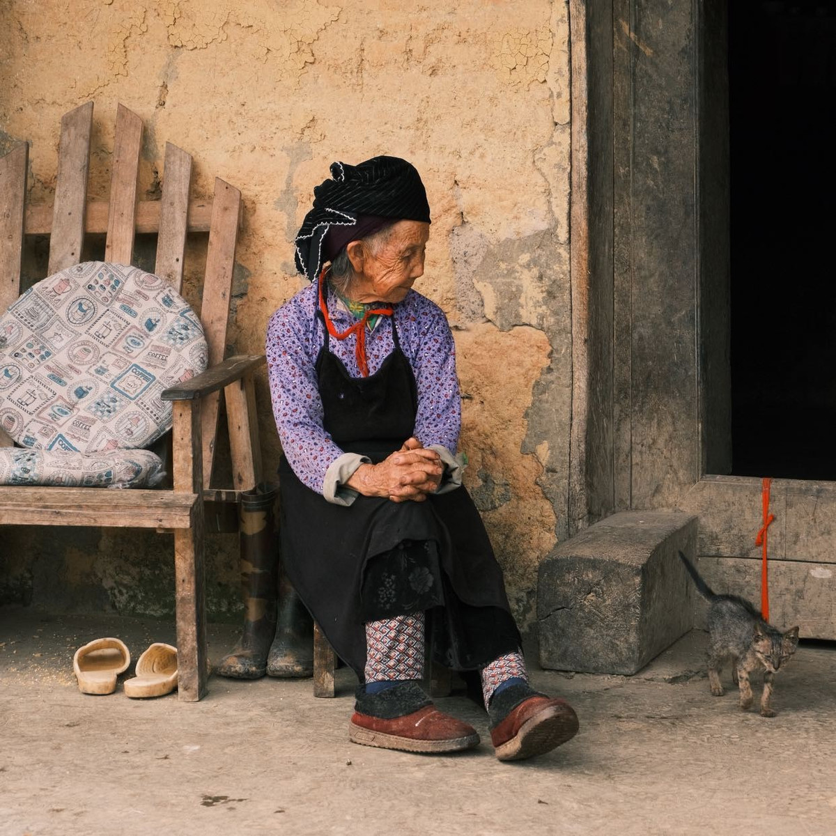 Đặc biệt, mỗi câu chuyện đời thường được người dân kể lại trong những bữa cơm tối giản dị hay bên bếp lửa giữa sân trình tường, đều là chất liệu quý giá để du khách hiểu thêm về văn hóa, phong tục, tín ngưỡng và nếp nghĩ của cộng đồng dân tộc nơi đây. Ảnh Hà Anh